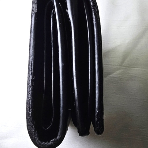 Beautiful wallet only damaged in the coin pocket can see the rest - Picture 4 of 14